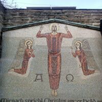 Bild eines großen Mosaiks. Rechts und links von Jesus knien zwei Engel. Unten steht der Text: "Mir nach, spricht Christus, unser Held."
