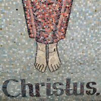 Ausschnitt aus einem Mosaik. Man sieht die Füße und ein Gewand und darunter den Schriftzug Christus.