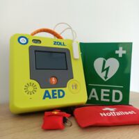 Defibrillator und Notfallset